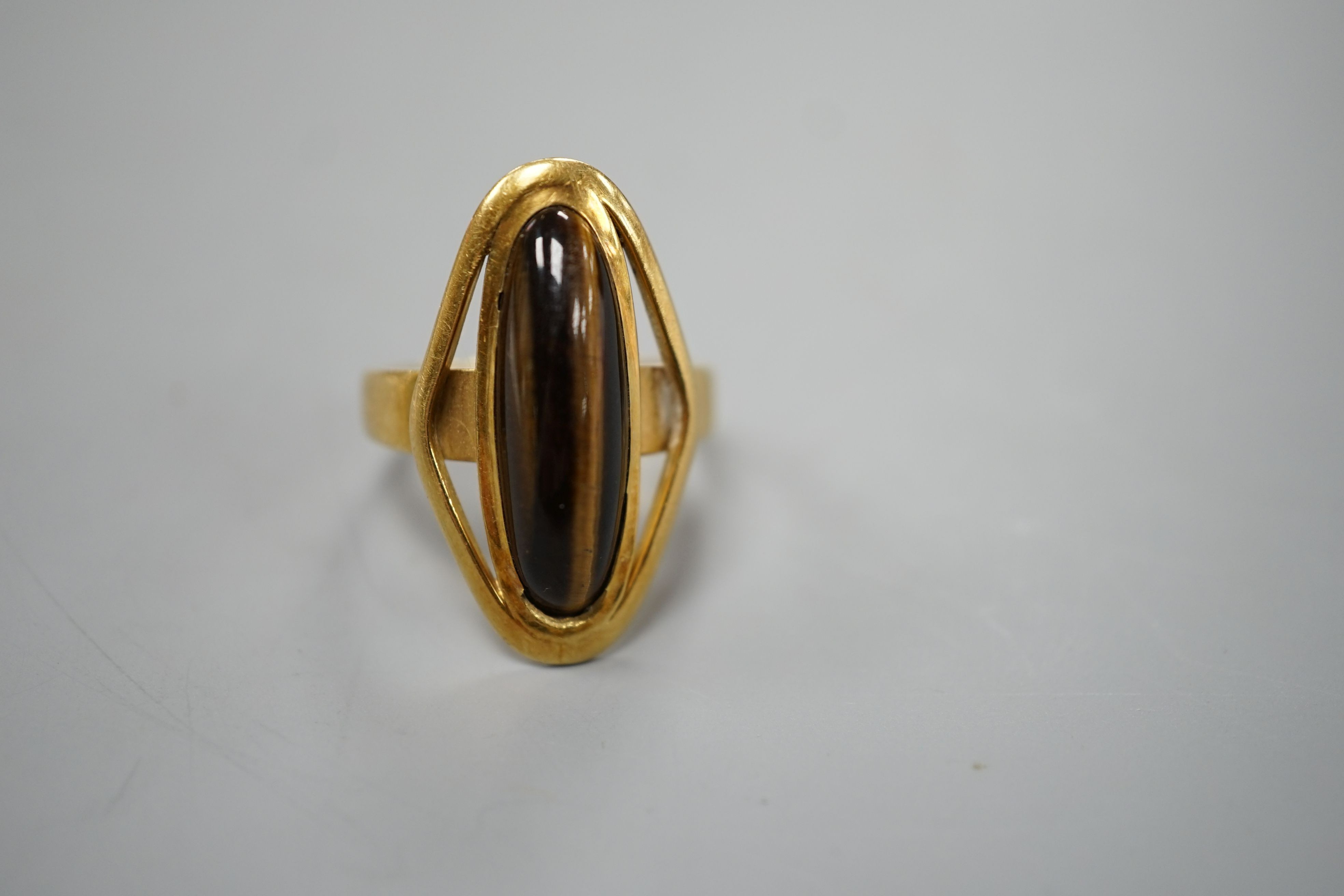 An 18ct gold and tiger's eye dress ring, size P, gross 6.2 grams